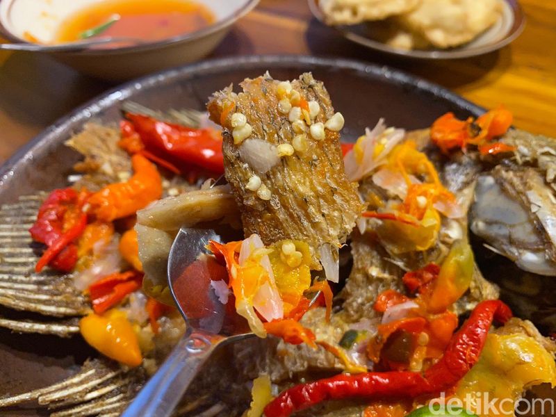 Tapak Djati: Istimewa! Pecak Gurame dan Garang Asem Sedap di Resto Joglo, 1. Bangunan antik Jawa dengan nuansa asri, 2. Menu Jawa dan Betawi yang Sedap, 3. Pecak Gurame dan ayam garang asam jadi favorit, 4. Ada ayam goreng serundeng dan nasi goreng iga sedap, 5. Gorengan sebagai pendamping