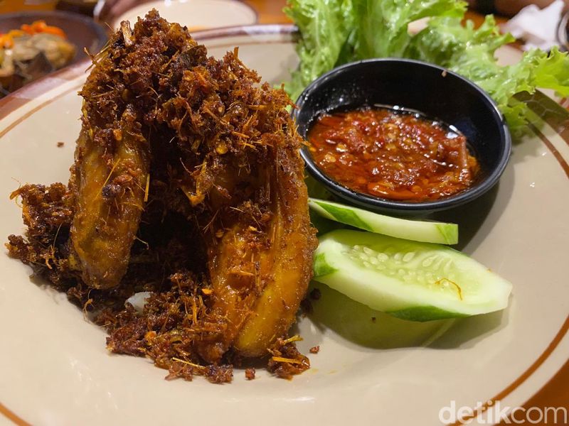 Tapak Djati: Istimewa! Pecak Gurame dan Garang Asem Sedap di Resto Joglo, 1. Bangunan antik Jawa dengan nuansa asri, 2. Menu Jawa dan Betawi yang Sedap, 3. Pecak Gurame dan ayam garang asam jadi favorit, 4. Ada ayam goreng serundeng dan nasi goreng iga sedap, 5. Gorengan sebagai pendamping