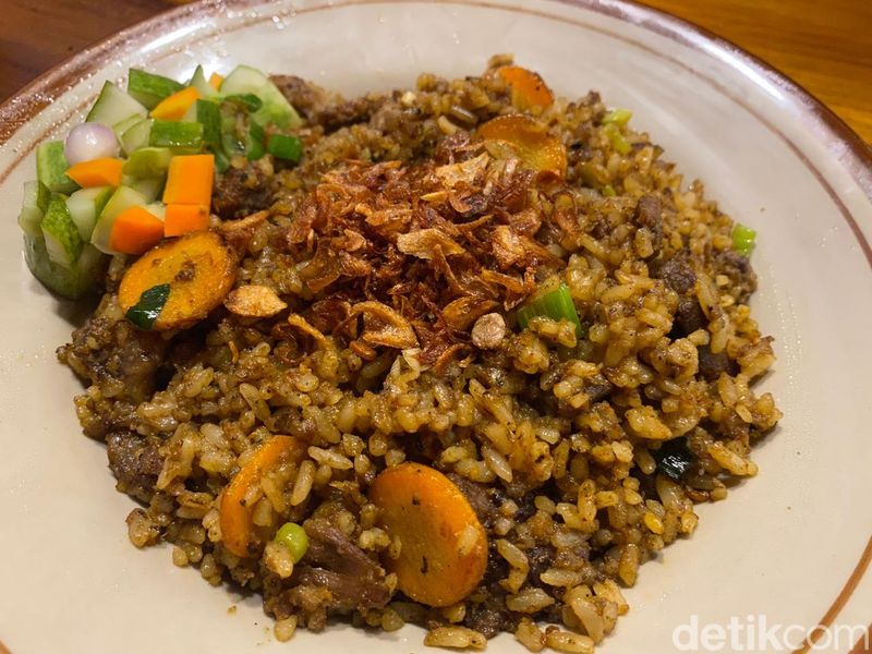 Tapak Djati: Istimewa! Pecak Gurame dan Garang Asem Sedap di Resto Joglo, 1. Bangunan antik Jawa dengan nuansa asri, 2. Menu Jawa dan Betawi yang Sedap, 3. Pecak Gurame dan ayam garang asam jadi favorit, 4. Ada ayam goreng serundeng dan nasi goreng iga sedap, 5. Gorengan sebagai pendamping