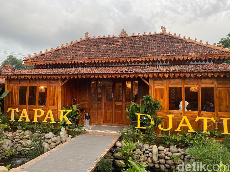 Tapak Djati: Istimewa! Pecak Gurame dan Garang Asem Sedap di Resto Joglo, 1. Bangunan antik Jawa dengan nuansa asri, 2. Menu Jawa dan Betawi yang Sedap, 3. Pecak Gurame dan ayam garang asam jadi favorit, 4. Ada ayam goreng serundeng dan nasi goreng iga sedap, 5. Gorengan sebagai pendamping