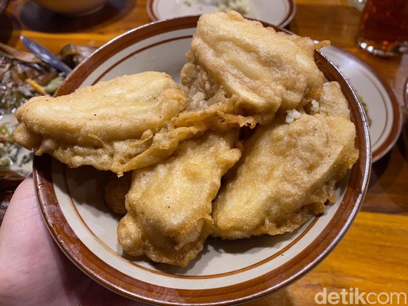Tapak Djati: Istimewa! Pecak Gurame dan Garang Asem Sedap di Resto Joglo, 1. Bangunan antik Jawa dengan nuansa asri, 2. Menu Jawa dan Betawi yang Sedap, 3. Pecak Gurame dan ayam garang asam jadi favorit, 4. Ada ayam goreng serundeng dan nasi goreng iga sedap, 5. Gorengan sebagai pendamping