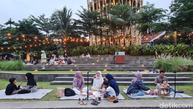 Rekomendasi Tempat Wisata di Jakarta untuk yang Nggak Mudik Lebaran 2025, 1. Ancol, 2. Taman Mini Indonesia Indah (TMII), 3. Taman Margasatwa Ragunan (Ragunan Zoo), 4. Kota Tua Jakarta, 5. Dunia Fantasi (Dufan)