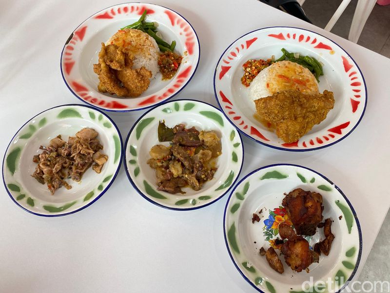 Nasi Kulit Mak Igun: Gurih Mantap! Nasi Topping Kulit Goreng dan Oseng Daging, Antre 30 Menit, Nasi Rames Plus 15 Lauk, Kulit Goreng Renyah Berbumbu Ketumbar, Ayam Goreng Bawang, Oseng Cumi, dan Oseng Daging Kisi