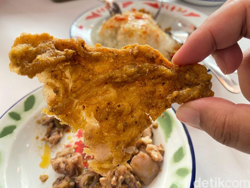 Nasi Kulit Mak Igun: Gurih Mantap! Nasi Topping Kulit Goreng dan Oseng Daging, Antre 30 Menit, Nasi Rames Plus 15 Lauk, Kulit Goreng Renyah Berbumbu Ketumbar, Ayam Goreng Bawang, Oseng Cumi, dan Oseng Daging Kisi