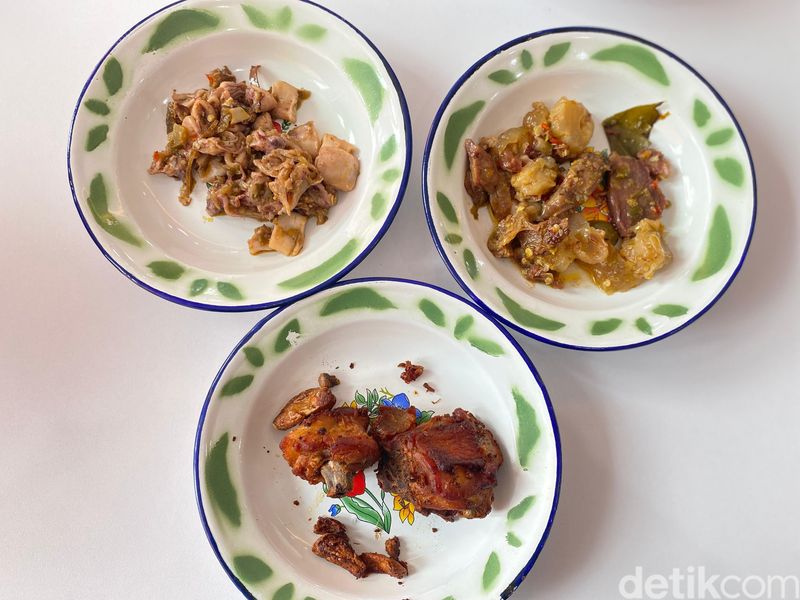Nasi Kulit Mak Igun: Gurih Mantap! Nasi Topping Kulit Goreng dan Oseng Daging, Antre 30 Menit, Nasi Rames Plus 15 Lauk, Kulit Goreng Renyah Berbumbu Ketumbar, Ayam Goreng Bawang, Oseng Cumi, dan Oseng Daging Kisi
