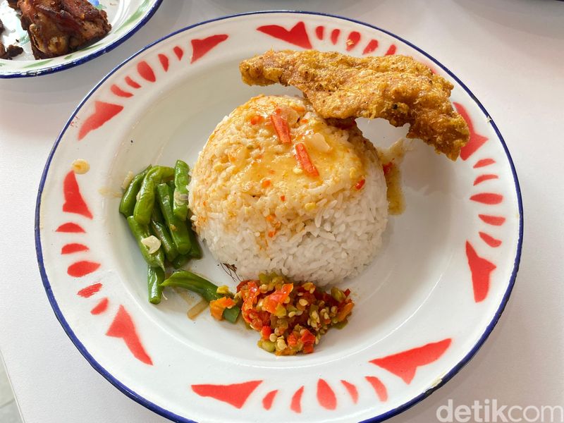 Nasi Kulit Mak Igun: Gurih Mantap! Nasi Topping Kulit Goreng dan Oseng Daging, Antre 30 Menit, Nasi Rames Plus 15 Lauk, Kulit Goreng Renyah Berbumbu Ketumbar, Ayam Goreng Bawang, Oseng Cumi, dan Oseng Daging Kisi