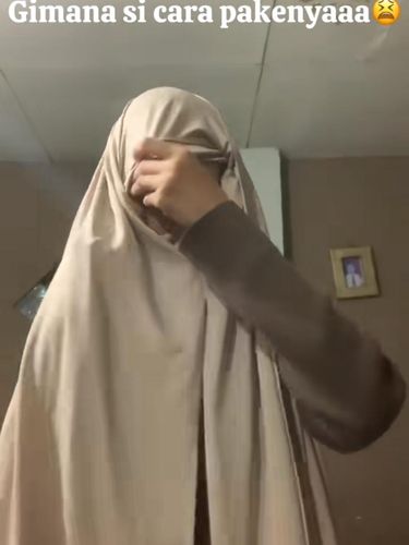 Array,Viral Momen Wanita Bingung Pakai Hijab Pashmina Instan, Ditonton 18 Juta Kali