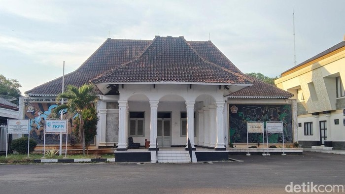 Sejarah Gedung Juang Majalengka: Bekas Lokasi Hukum Gantung Pribumi Zaman Kolonial, 1. Gedung Asisten Residen Belanda, 2. Lokasi Eksekusi Landraad, 3. Penjara Pejuang Indonesia di Era Penjajahan Jepang, 4. Kantor Komite Nasional Daerah (KNID) Era Kemerdekaan, 5. Markas Komando Militer Pejuang 1949