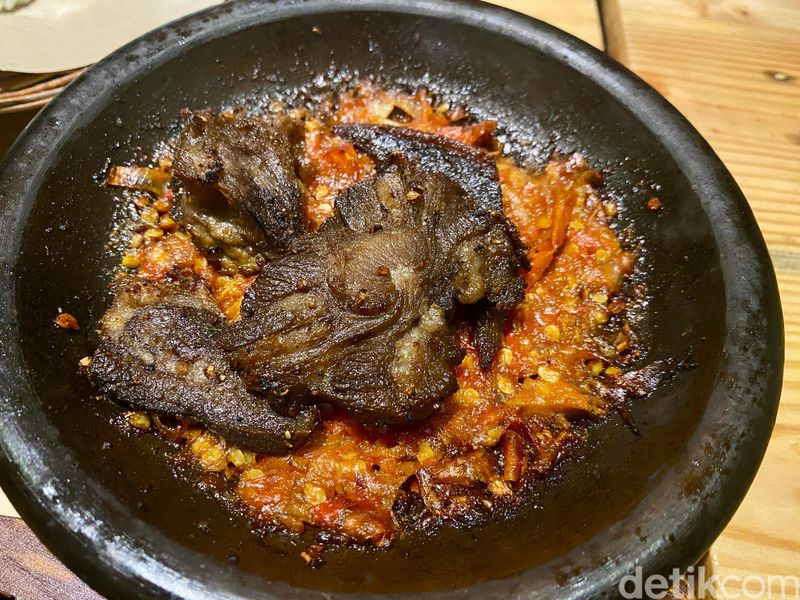 Sambal Ambu: Gurih Meresap! Iga Bakar Sambal Bawang Pakai Nasi Daun Jeruk, 5 pilihan sambal dan 3 jenis nasi yang sedap, Iga bakar sambal bawang dan nasi jeruk yang mantap, Pulennya nasi kencur berpadu ayam goreng sambal terasi, Lauk lidah sapi dan kulit ayam goreng yang mantap
