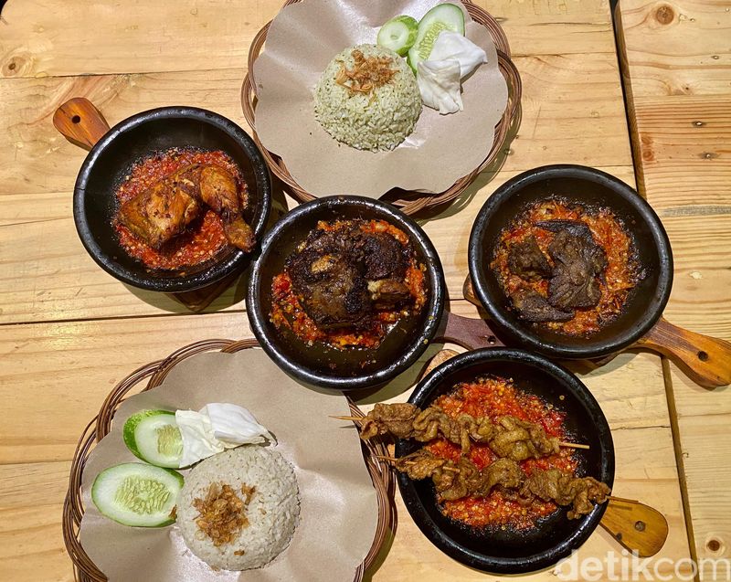 Sambal Ambu: Gurih Meresap! Iga Bakar Sambal Bawang Pakai Nasi Daun Jeruk, 5 pilihan sambal dan 3 jenis nasi yang sedap, Iga bakar sambal bawang dan nasi jeruk yang mantap, Pulennya nasi kencur berpadu ayam goreng sambal terasi, Lauk lidah sapi dan kulit ayam goreng yang mantap