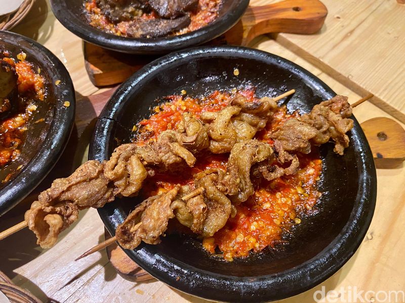 Sambal Ambu: Gurih Meresap! Iga Bakar Sambal Bawang Pakai Nasi Daun Jeruk, 5 pilihan sambal dan 3 jenis nasi yang sedap, Iga bakar sambal bawang dan nasi jeruk yang mantap, Pulennya nasi kencur berpadu ayam goreng sambal terasi, Lauk lidah sapi dan kulit ayam goreng yang mantap