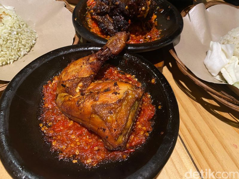 Sambal Ambu: Gurih Meresap! Iga Bakar Sambal Bawang Pakai Nasi Daun Jeruk, 5 pilihan sambal dan 3 jenis nasi yang sedap, Iga bakar sambal bawang dan nasi jeruk yang mantap, Pulennya nasi kencur berpadu ayam goreng sambal terasi, Lauk lidah sapi dan kulit ayam goreng yang mantap