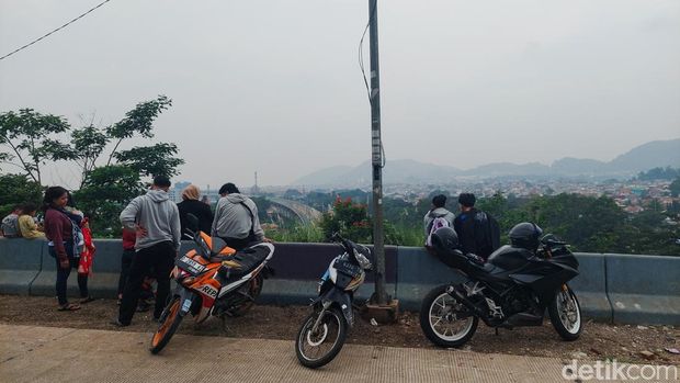 Libur Panjang Tiba! Mendaki Santai Gunung Bohong Jadi Pilihan Seru Dekat Jakarta, 1. Ikonik: Monumen Kujang Pasangan, 2. Trekking Sehat di Alam Terbuka, 3. Lanskap Kota dan Jalur Kereta Cepat, 4. Berburu Foto dan Romansa Matahari Terbenam, 5. Surga Kuliner Lokal