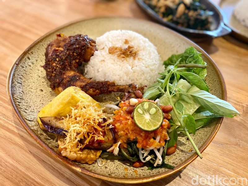 Umatis : Buka Puasa dengan Bebek Asap Tegalalang di Resto Bergaya Bali, 1. Resto dan Venue Modern di BSD, 2. Bebek Asap Tegalalang, 3. Ayam Kampung Mebakar Taliwang, Cek Menu Lezat Lainnya di Halaman Selanjutnya!, 4. Don Gedang Megoreng