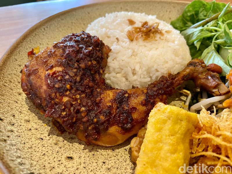 Umatis : Buka Puasa dengan Bebek Asap Tegalalang di Resto Bergaya Bali, 1. Resto dan Venue Modern di BSD, 2. Bebek Asap Tegalalang, 3. Ayam Kampung Mebakar Taliwang, Cek Menu Lezat Lainnya di Halaman Selanjutnya!, 4. Don Gedang Megoreng