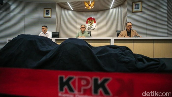 Array,Intip Garasi Wakil Ketua DPRD Tersangka Korupsi Proyek Dinas PU