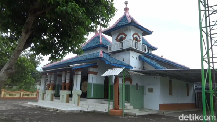 Array,Melihat Masjid Berusia 1 Abad di Lumajang, Melambangkan Wali Songo