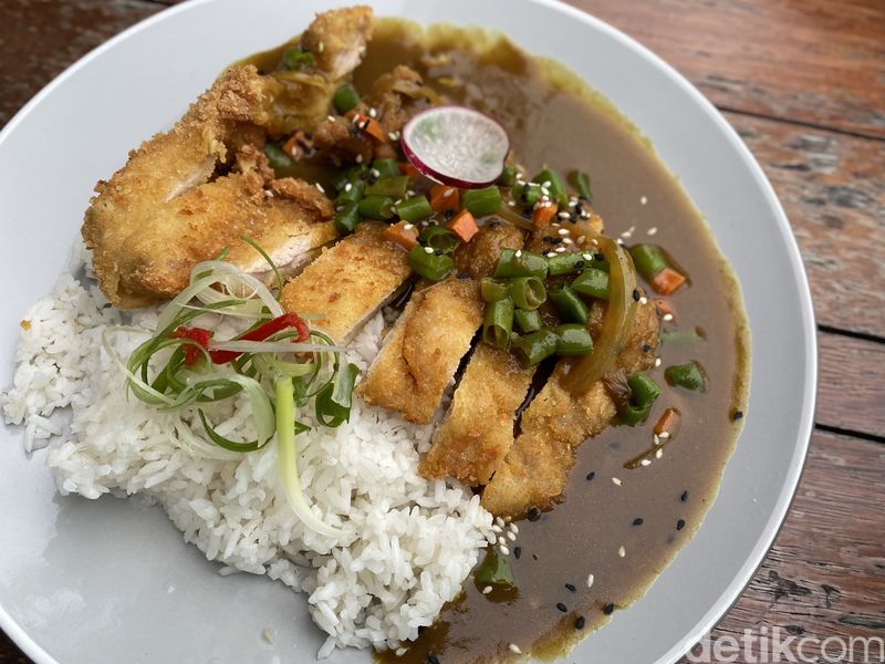 Costess: Menikmati Gurihnya Korean Chicken Curry di Rooftop Lantai 17, 1. Panorama Jakarta atas ketinggian, 2. Akses menuju ke Costess, 3. Chicken Curry ala Korea, 4. Spaghetti Smoked Beef Aglio Olio, 5. Fillo Pastry legit cantik