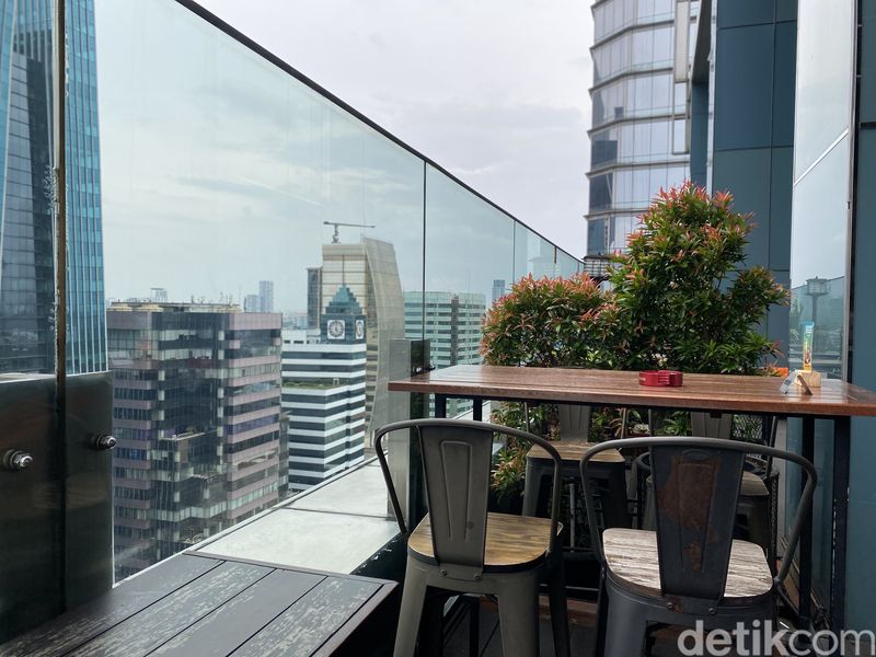 Costess: Menikmati Gurihnya Korean Chicken Curry di Rooftop Lantai 17, 1. Panorama Jakarta atas ketinggian, 2. Akses menuju ke Costess, 3. Chicken Curry ala Korea, 4. Spaghetti Smoked Beef Aglio Olio, 5. Fillo Pastry legit cantik
