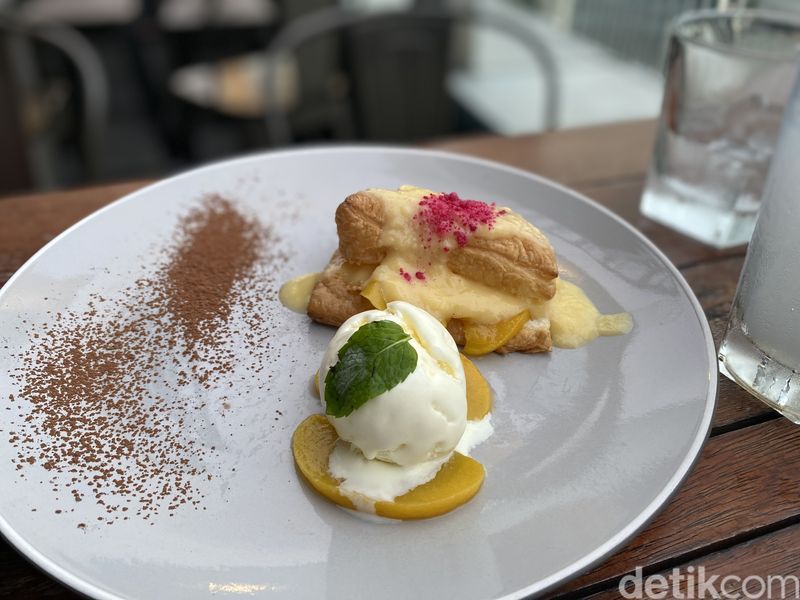 Costess: Menikmati Gurihnya Korean Chicken Curry di Rooftop Lantai 17, 1. Panorama Jakarta atas ketinggian, 2. Akses menuju ke Costess, 3. Chicken Curry ala Korea, 4. Spaghetti Smoked Beef Aglio Olio, 5. Fillo Pastry legit cantik