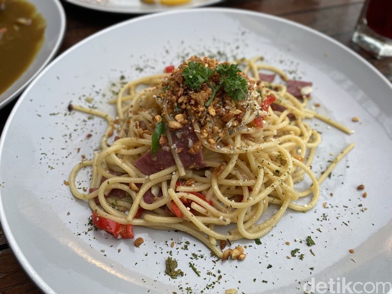 Costess: Menikmati Gurihnya Korean Chicken Curry di Rooftop Lantai 17, 1. Panorama Jakarta atas ketinggian, 2. Akses menuju ke Costess, 3. Chicken Curry ala Korea, 4. Spaghetti Smoked Beef Aglio Olio, 5. Fillo Pastry legit cantik