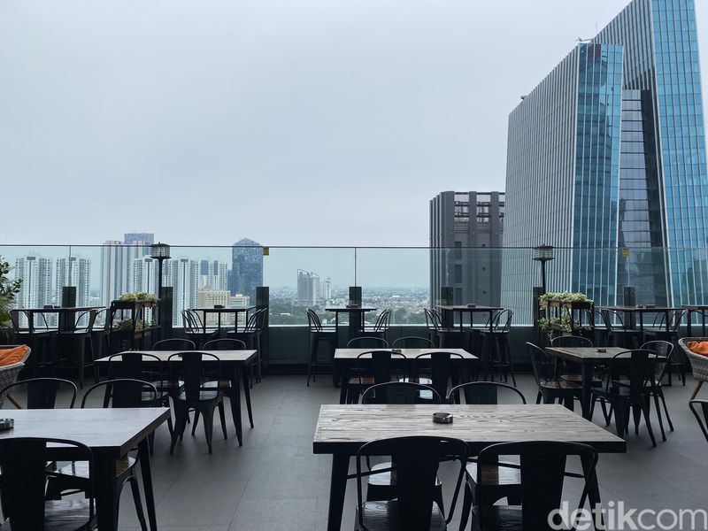 Costess: Menikmati Gurihnya Korean Chicken Curry di Rooftop Lantai 17, 1. Panorama Jakarta atas ketinggian, 2. Akses menuju ke Costess, 3. Chicken Curry ala Korea, 4. Spaghetti Smoked Beef Aglio Olio, 5. Fillo Pastry legit cantik