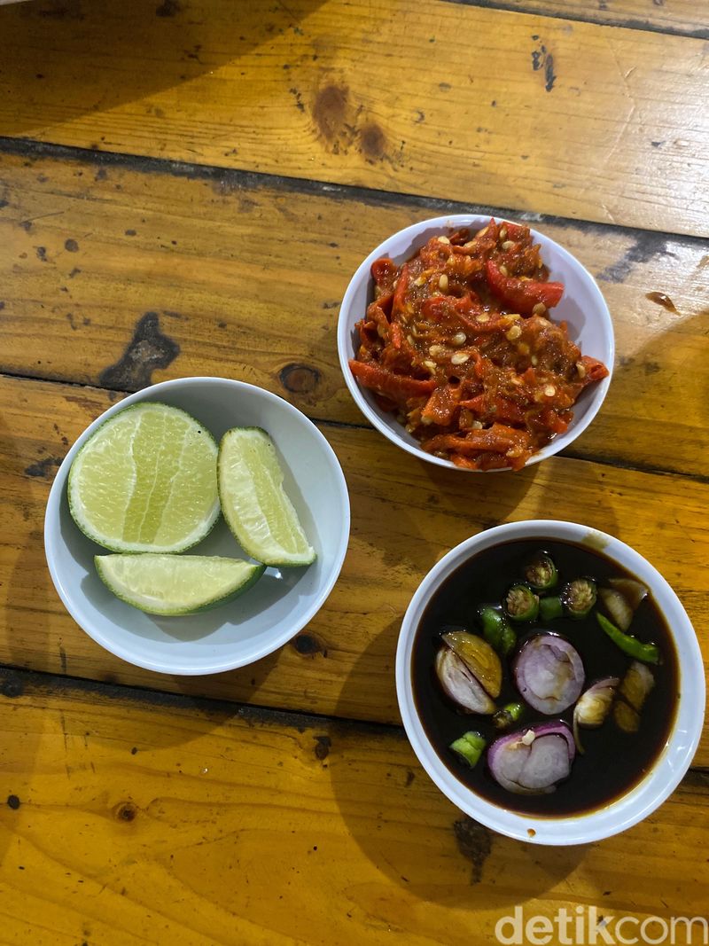 Serba Nikmat: Gurame Bakar Bumbu Padang Lezat 'Ngumpet' di Ciputat, 1. Pakai Ikan Gurame yang Segar, 2. Hanya Sajikan 1 Menu, 3. Sudah Berjualan Sejak 1973, 4. Gurame Bakar Bumbu Padang yang Gurih Berempah, 5. Ludes 50 Ekor Gurame saat Ramadan