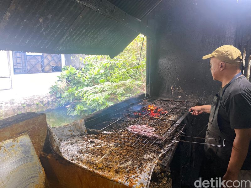 Serba Nikmat: Gurame Bakar Bumbu Padang Lezat 'Ngumpet' di Ciputat, 1. Pakai Ikan Gurame yang Segar, 2. Hanya Sajikan 1 Menu, 3. Sudah Berjualan Sejak 1973, 4. Gurame Bakar Bumbu Padang yang Gurih Berempah, 5. Ludes 50 Ekor Gurame saat Ramadan