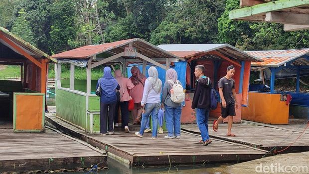 Array,Perahu Rakit Danau Lido, Dulunya Transportasi Kini Jadi Wisata