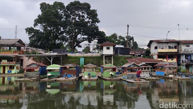 Array,Perahu Rakit Danau Lido, Dulunya Transportasi Kini Jadi Wisata