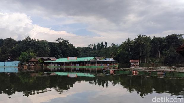 Array,Perahu Rakit Danau Lido, Dulunya Transportasi Kini Jadi Wisata