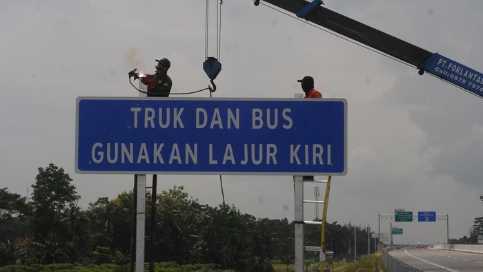 Array,Bandel! Bus Lewat di Lajur Kanan Tol, Disuruh Berhenti Jalan Terus