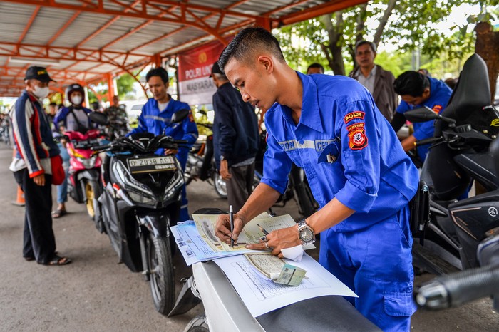 Array,Dedi Mulyadi Tegaskan Pajak Kendaraan 2026 Tak Naik, Pajak Angkutan Umum Turun