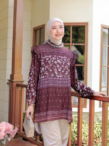 7 Rekomendasi Tunik dari Brand Lokal untuk Lebaran 2025, Simpel dan Elegan, Berikut rekomendasi tunik untuk Lebaran 2025, simpel dan elegan:, 1. Tunik dari Kami. (@kamiidea), 2. Tunik dari Heart Troops (@hearttroops), 3. Tunik dari Aleza (@alezalabel),   4. Tunik dari Shaybee (@shaybee.id),   5. Tunik dari Heaven Lights (@heavenlights), 6. Tunik dari Kienka (@kienka.official), 7. Rekomendasi tunik dari Mistyvori (@mistyvori)