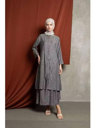 7 Rekomendasi Tunik dari Brand Lokal untuk Lebaran 2025, Simpel dan Elegan, Berikut rekomendasi tunik untuk Lebaran 2025, simpel dan elegan:, 1. Tunik dari Kami. (@kamiidea), 2. Tunik dari Heart Troops (@hearttroops), 3. Tunik dari Aleza (@alezalabel),   4. Tunik dari Shaybee (@shaybee.id),   5. Tunik dari Heaven Lights (@heavenlights), 6. Tunik dari Kienka (@kienka.official), 7. Rekomendasi tunik dari Mistyvori (@mistyvori)
