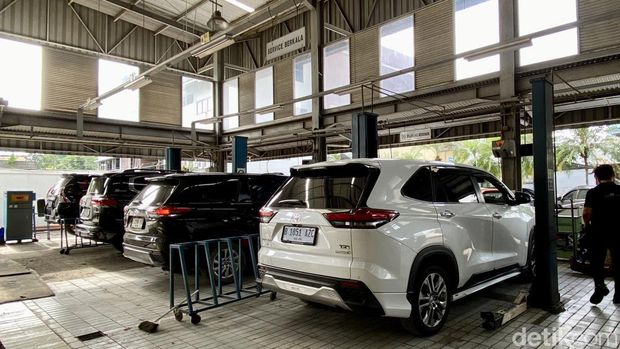 Array,Rupiah Makin Loyo, Harga Komponen Mobil Belum Naik
