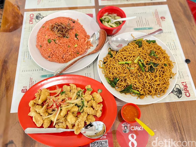 Depot Ciak : Buka Puasa Makan Chinese Food Halal Porsi Brutal yang Enak, 1. Depot Chinese Food Halal khas Surabaya, 2. Nasi Goreng Merah Seafood, Cek Menu Enak Lainnya di Halaman Selanjutnya!, 3. Mie Goreng Ayam, 4. Ayam Telur Asin