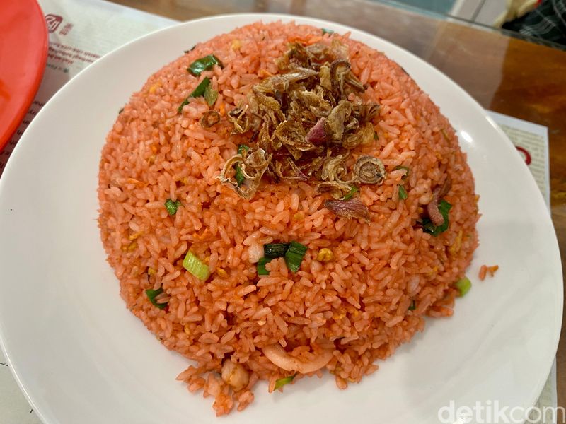Depot Ciak : Buka Puasa Makan Chinese Food Halal Porsi Brutal yang Enak, 1. Depot Chinese Food Halal khas Surabaya, 2. Nasi Goreng Merah Seafood, Cek Menu Enak Lainnya di Halaman Selanjutnya!, 3. Mie Goreng Ayam, 4. Ayam Telur Asin