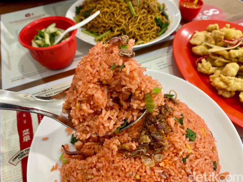 Depot Ciak : Buka Puasa Makan Chinese Food Halal Porsi Brutal yang Enak, 1. Depot Chinese Food Halal khas Surabaya, 2. Nasi Goreng Merah Seafood, Cek Menu Enak Lainnya di Halaman Selanjutnya!, 3. Mie Goreng Ayam, 4. Ayam Telur Asin