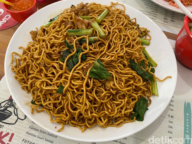 Depot Ciak : Buka Puasa Makan Chinese Food Halal Porsi Brutal yang Enak, 1. Depot Chinese Food Halal khas Surabaya, 2. Nasi Goreng Merah Seafood, Cek Menu Enak Lainnya di Halaman Selanjutnya!, 3. Mie Goreng Ayam, 4. Ayam Telur Asin
