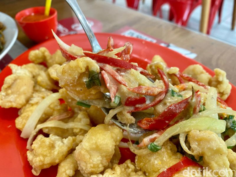 Depot Ciak : Buka Puasa Makan Chinese Food Halal Porsi Brutal yang Enak, 1. Depot Chinese Food Halal khas Surabaya, 2. Nasi Goreng Merah Seafood, Cek Menu Enak Lainnya di Halaman Selanjutnya!, 3. Mie Goreng Ayam, 4. Ayam Telur Asin