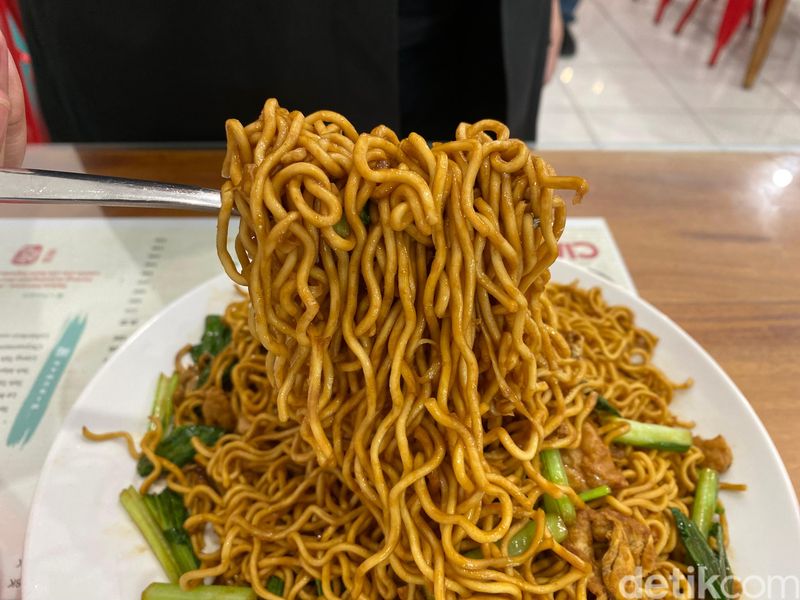 Depot Ciak : Buka Puasa Makan Chinese Food Halal Porsi Brutal yang Enak, 1. Depot Chinese Food Halal khas Surabaya, 2. Nasi Goreng Merah Seafood, Cek Menu Enak Lainnya di Halaman Selanjutnya!, 3. Mie Goreng Ayam, 4. Ayam Telur Asin