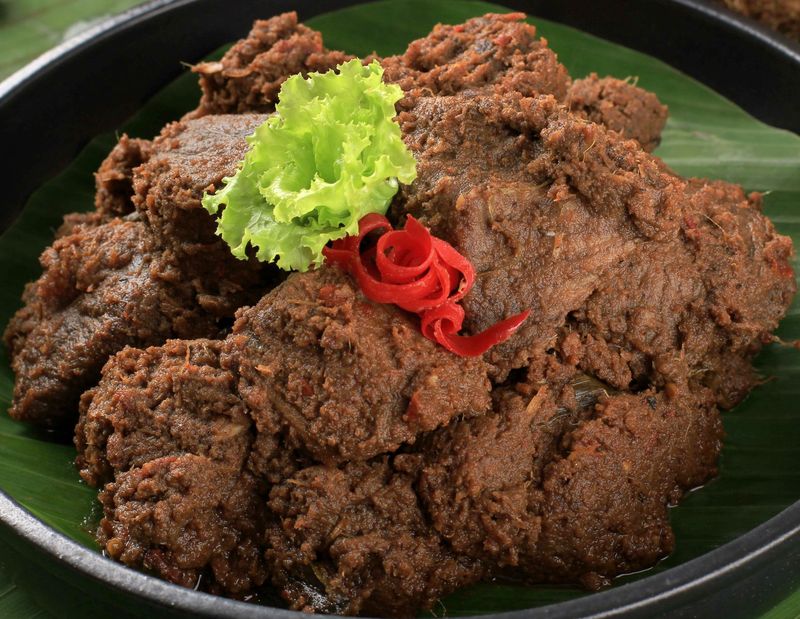 Ini 5 Makanan Indonesia yang Paling Sulit Dibuat, 1. Rendang, 2. Rawon, 3. Bubur Bassang, 4. Dodol, 5. Gudeg