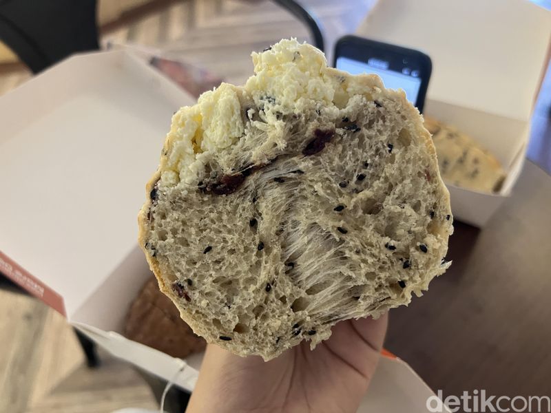 Lembutnya Roti Sourdough Buatan Sofdoh, Ide Oleh-oleh Baru dari Jogja, 1. Less gluten dan low sugar, 2. 11 varian rasa roti sourdough, 3. Cranberry Cheese dan Choco Cheese yang jadi favorit, 4. Choco Nuts dan Spicy Beef Floss yang tidak kalah enak, 5. Cinnamon pretzel bisa jadi pilihan