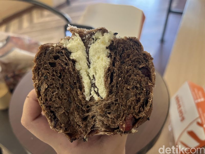Lembutnya Roti Sourdough Buatan Sofdoh, Ide Oleh-oleh Baru dari Jogja, 1. Less gluten dan low sugar, 2. 11 varian rasa roti sourdough, 3. Cranberry Cheese dan Choco Cheese yang jadi favorit, 4. Choco Nuts dan Spicy Beef Floss yang tidak kalah enak, 5. Cinnamon pretzel bisa jadi pilihan