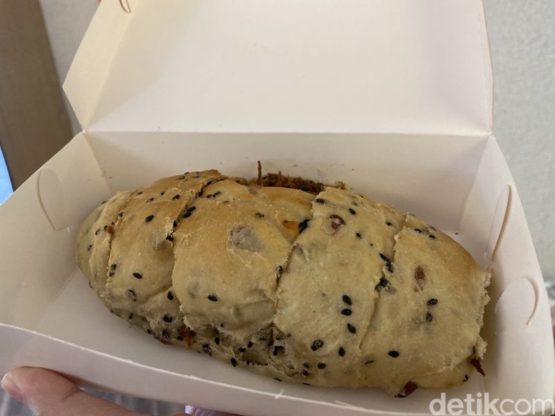 Lembutnya Roti Sourdough Buatan Sofdoh, Ide Oleh-oleh Baru dari Jogja, 1. Less gluten dan low sugar, 2. 11 varian rasa roti sourdough, 3. Cranberry Cheese dan Choco Cheese yang jadi favorit, 4. Choco Nuts dan Spicy Beef Floss yang tidak kalah enak, 5. Cinnamon pretzel bisa jadi pilihan