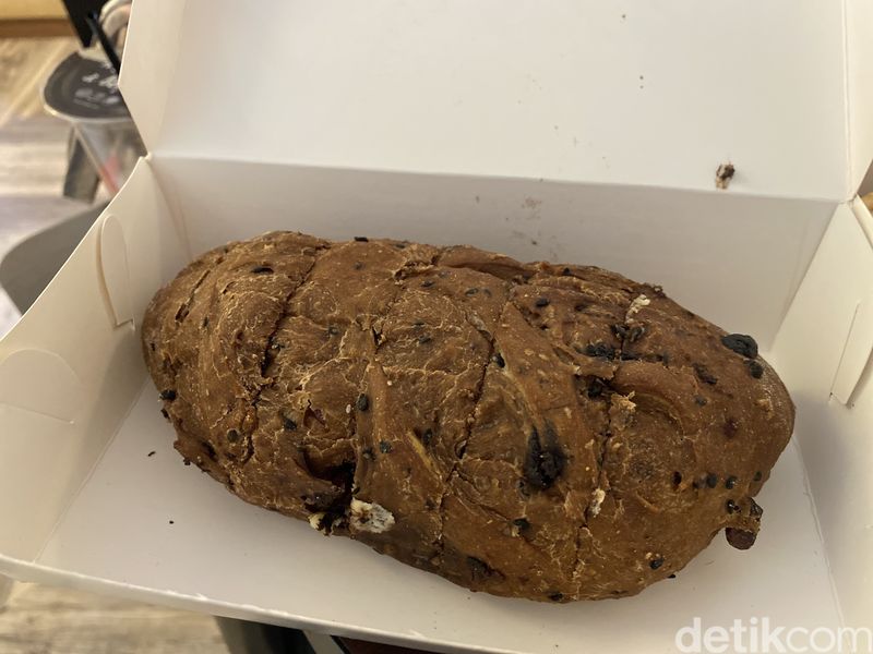 Lembutnya Roti Sourdough Buatan Sofdoh, Ide Oleh-oleh Baru dari Jogja, 1. Less gluten dan low sugar, 2. 11 varian rasa roti sourdough, 3. Cranberry Cheese dan Choco Cheese yang jadi favorit, 4. Choco Nuts dan Spicy Beef Floss yang tidak kalah enak, 5. Cinnamon pretzel bisa jadi pilihan