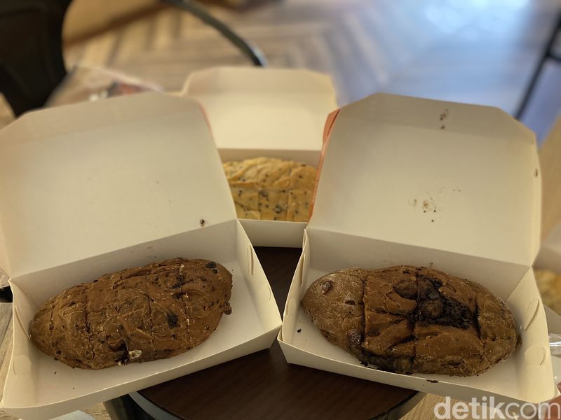 Lembutnya Roti Sourdough Buatan Sofdoh, Ide Oleh-oleh Baru dari Jogja, 1. Less gluten dan low sugar, 2. 11 varian rasa roti sourdough, 3. Cranberry Cheese dan Choco Cheese yang jadi favorit, 4. Choco Nuts dan Spicy Beef Floss yang tidak kalah enak, 5. Cinnamon pretzel bisa jadi pilihan