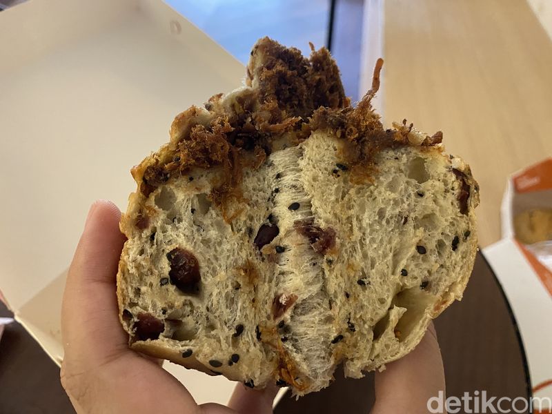 Lembutnya Roti Sourdough Buatan Sofdoh, Ide Oleh-oleh Baru dari Jogja, 1. Less gluten dan low sugar, 2. 11 varian rasa roti sourdough, 3. Cranberry Cheese dan Choco Cheese yang jadi favorit, 4. Choco Nuts dan Spicy Beef Floss yang tidak kalah enak, 5. Cinnamon pretzel bisa jadi pilihan