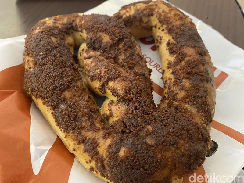 Lembutnya Roti Sourdough Buatan Sofdoh, Ide Oleh-oleh Baru dari Jogja, 1. Less gluten dan low sugar, 2. 11 varian rasa roti sourdough, 3. Cranberry Cheese dan Choco Cheese yang jadi favorit, 4. Choco Nuts dan Spicy Beef Floss yang tidak kalah enak, 5. Cinnamon pretzel bisa jadi pilihan